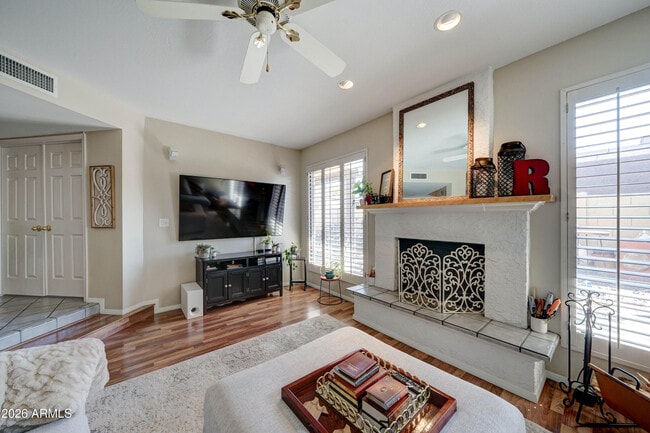 Building Photo - 2511 E Shaw Butte Dr