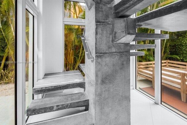 Building Photo - 520 E Dilido Dr