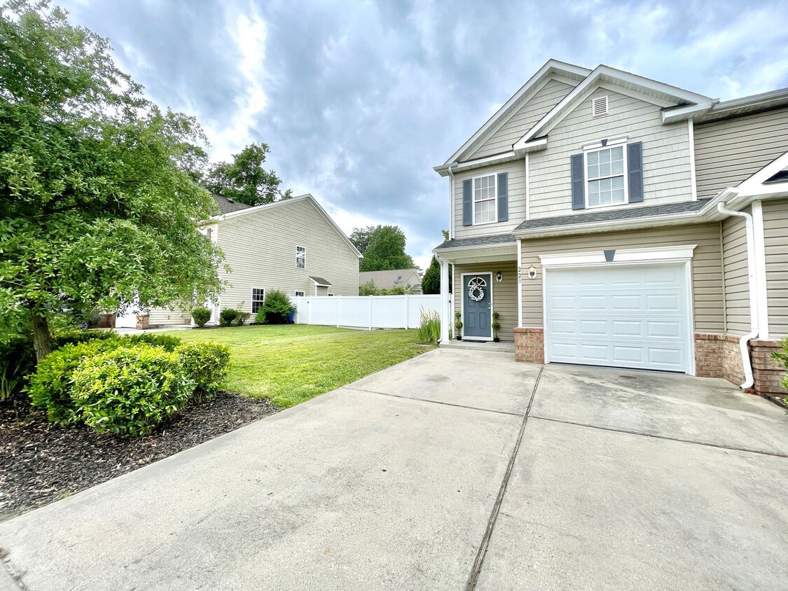 Primary Photo - Ready 07-11-24! 3-Bedroom Duplex w/Garage ...