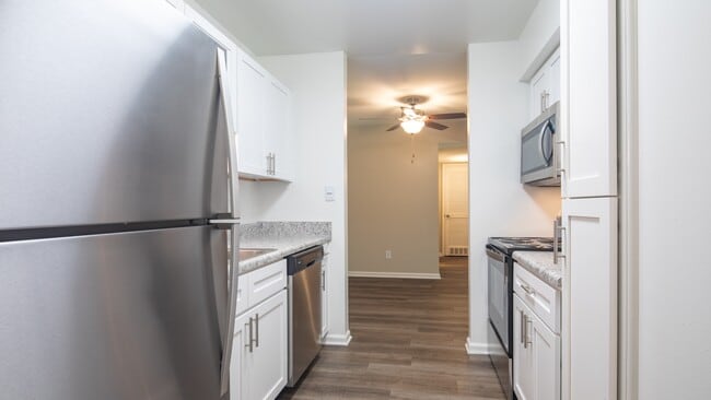 Building Photo - Colonial Towne Apartments