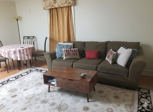 Foto del edificio - 913 Prestwood Dr