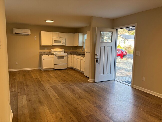 Foto del edificio - NEWLY RENOVATED 2 BED, 1 BATH HOME IN ASHEBORO, LAWN CARE INCLUDED!