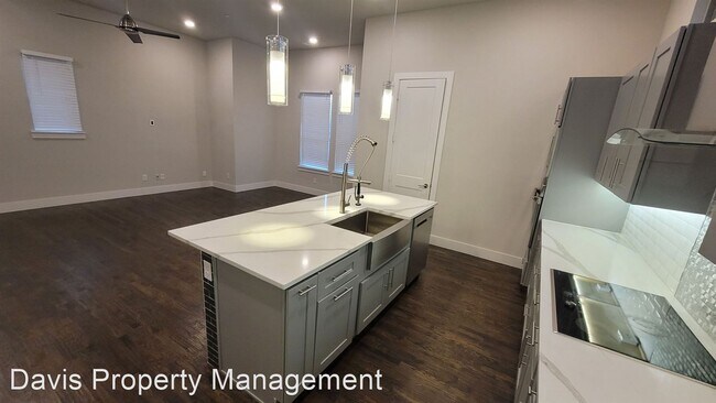 Building Photo - 2 br, 2.5 bath House - 3180 CARMEL ST # 206
