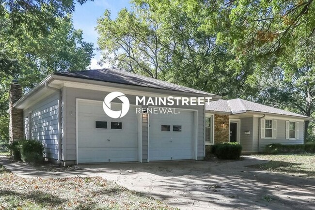 Building Photo - 3 Bedroom Pet-Friendly Home in Olathe, KS with Main Street Renewal