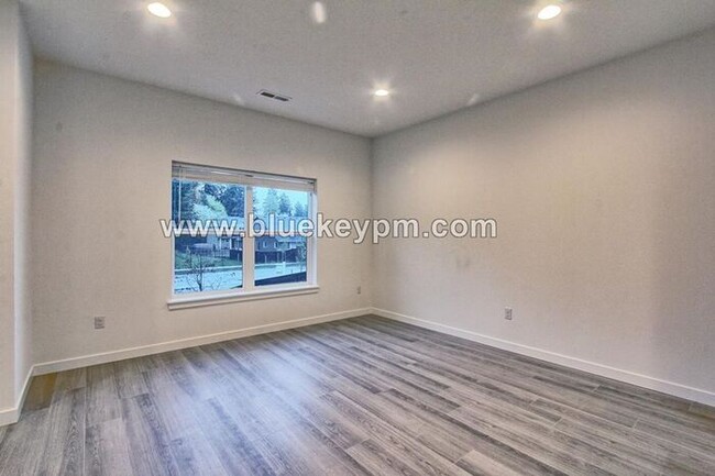 Foto del edificio - 3 Bed, 2.5 Bath Townhome in Near WSU and L...
