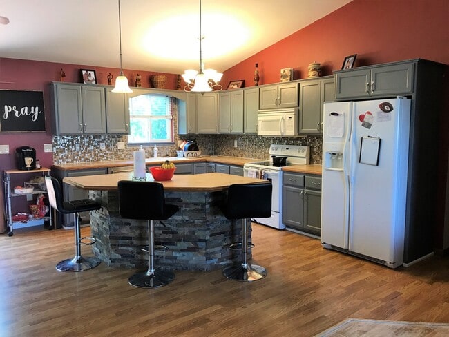 Foto del edificio - Fenced-in Yard + West Side of Manhattan + Washer & Dryer Included + 2-Car Garage! Available July ...