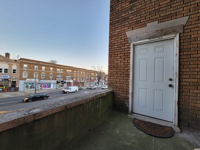 Shared Balcony (Facing Apt) - 4858 N Broad St