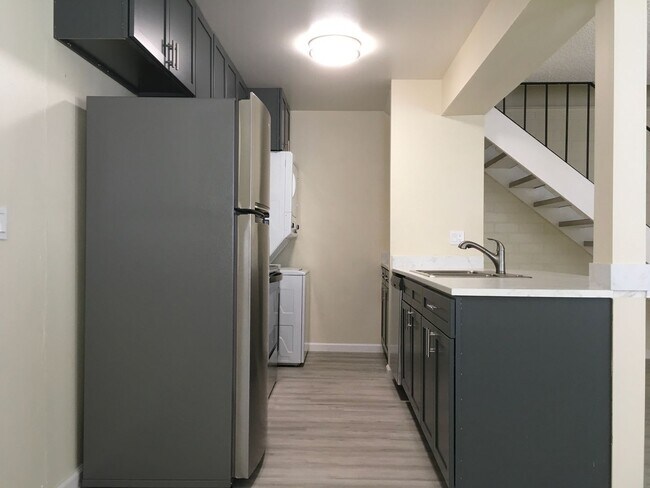 Building Photo - Nicely upgraded 2 Bedroom/1 Bathroom Condo...
