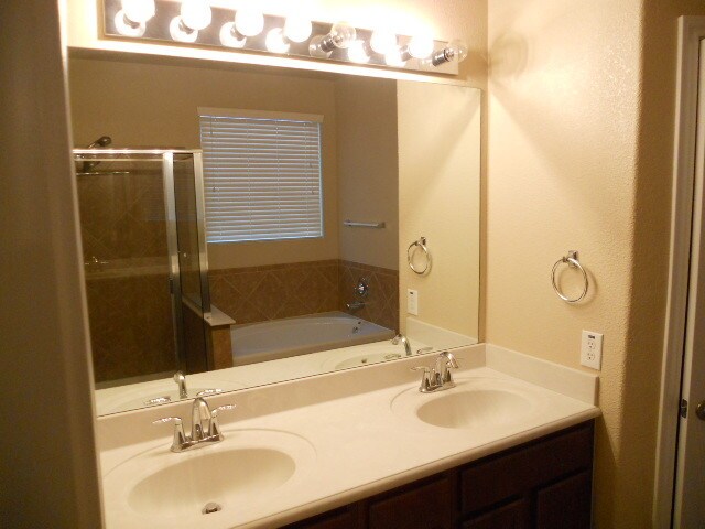 Foto del edificio - 244 Country Vale