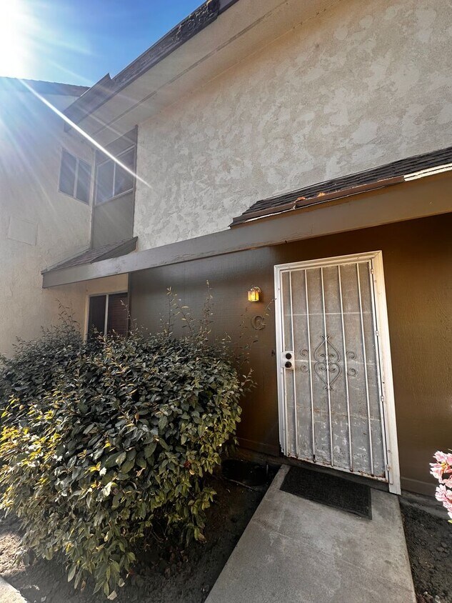 Foto principal - 2 Bedroom 1.5 Bathroom Townhouse For Rent
