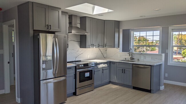 kitchen - 563 Clifton Ave