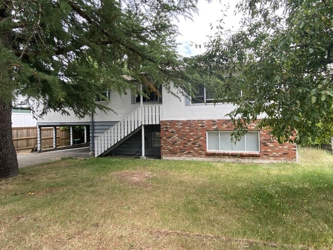 Building Photo - 3250 Uplands Dr