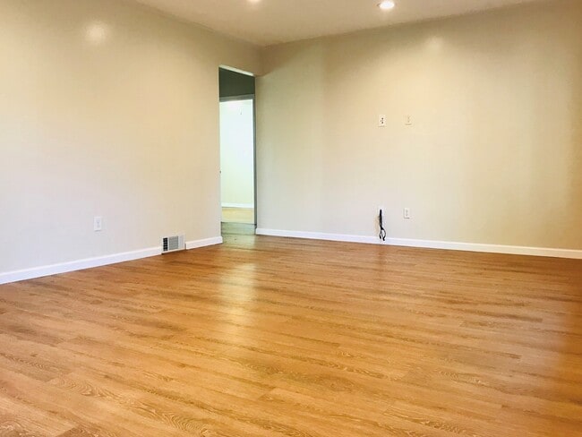 Building Photo - Gorgeous 4-Bedroom Single Family Home in B...