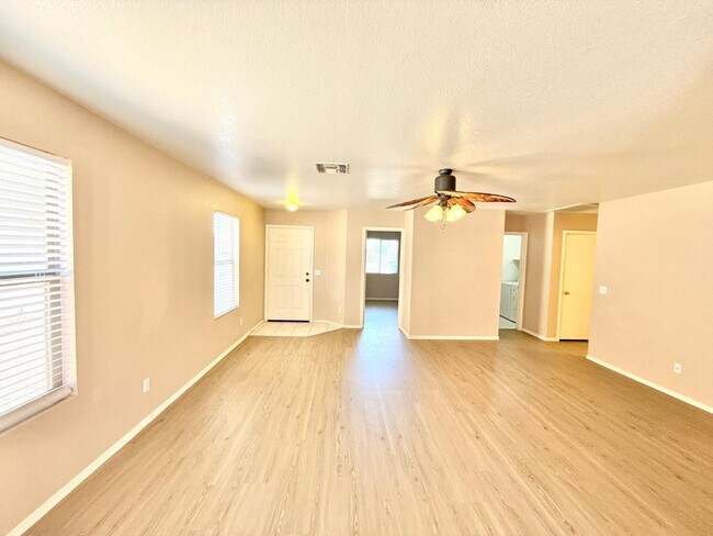 Foto del edificio - 13462 W Young St