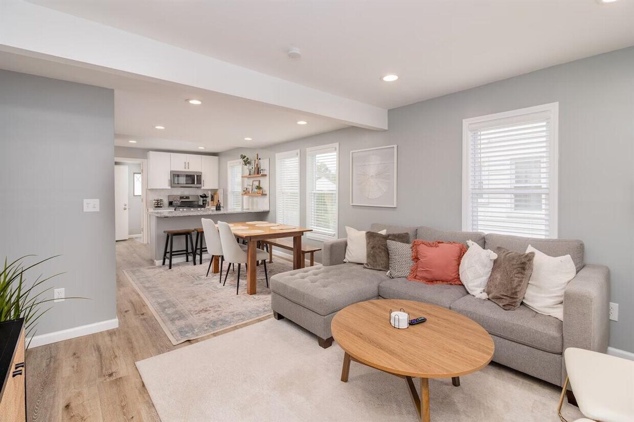 Foto principal - 23366 Hoover Ave