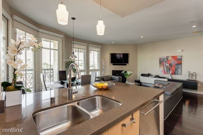 Foto del edificio - 100 Caruso Ave