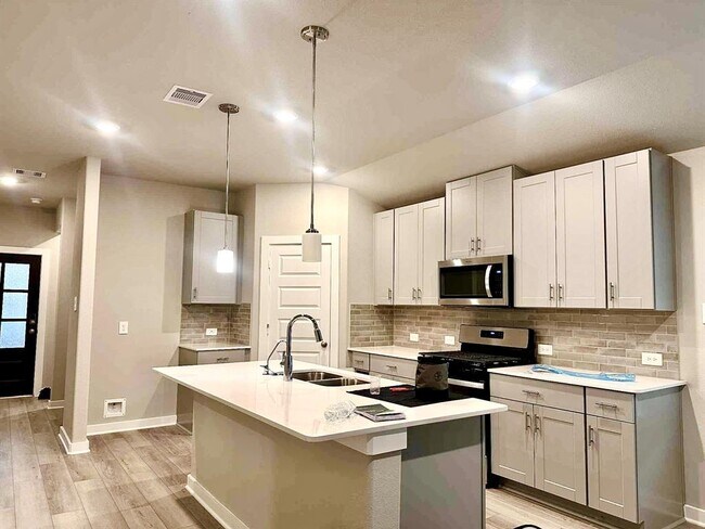 Foto del edificio - 6603 Kentfield Dr