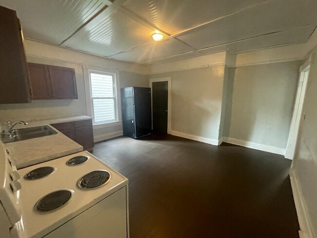 Building Photo - 2019 Main St