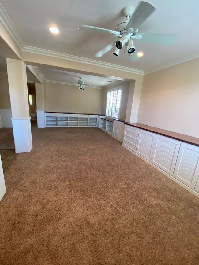 Building Photo - Great home for Seniors in Four Seasons com...