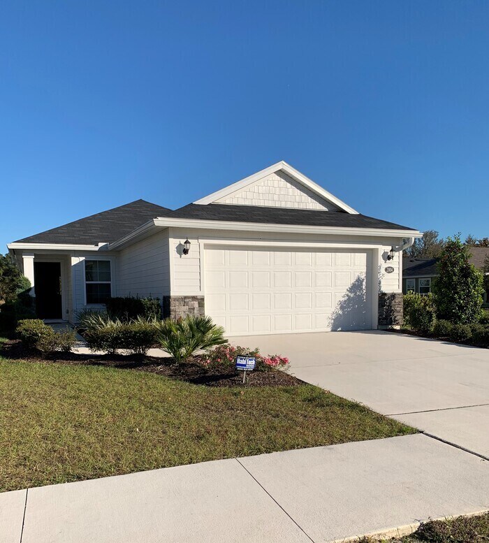Primary Photo - Stunning 3 Bed/2 Bath Home with Attached G...