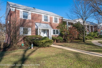 Building Photo - 19 Manor Dr