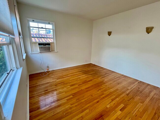 Living room - 2934 Rowena Ave