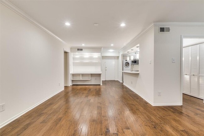 Building Photo - 357 N Post Oak Ln