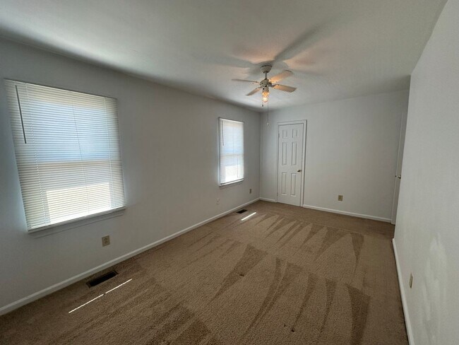 Building Photo - 2 Bedroom 1.5 Bath Townhome