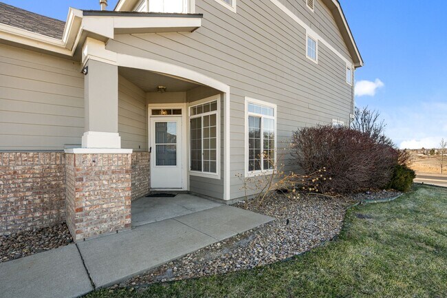 Foto del edificio - Spacious End Unit Townhome