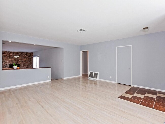 Foto del edificio - 621 Price Dr