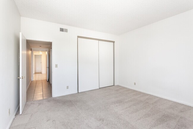 Building Photo - 17140 Burbank Blvd