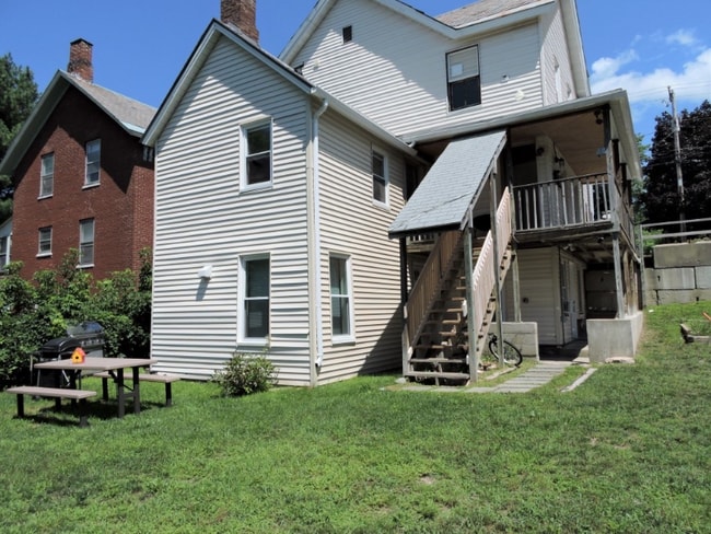 Foto del edificio - 184 Malletts Bay Ave