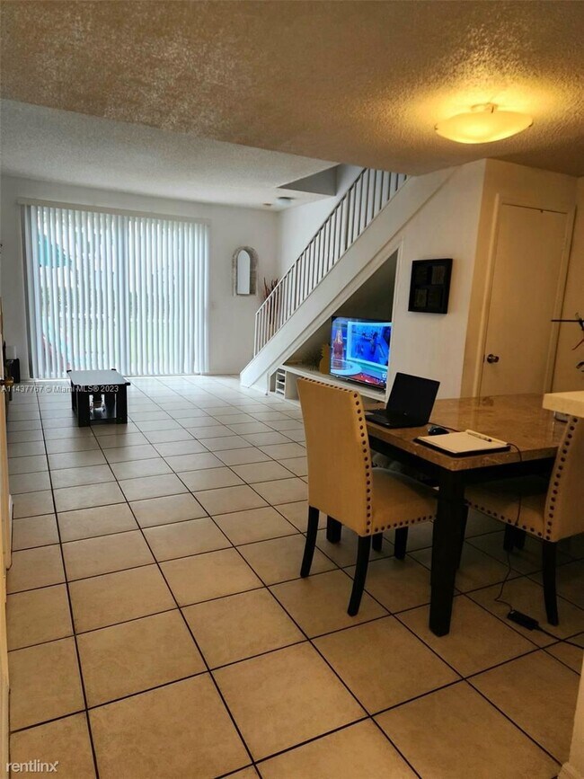 Foto del edificio - 2 br, 2.5 bath Townhome - 1050 Sorrento Dr...