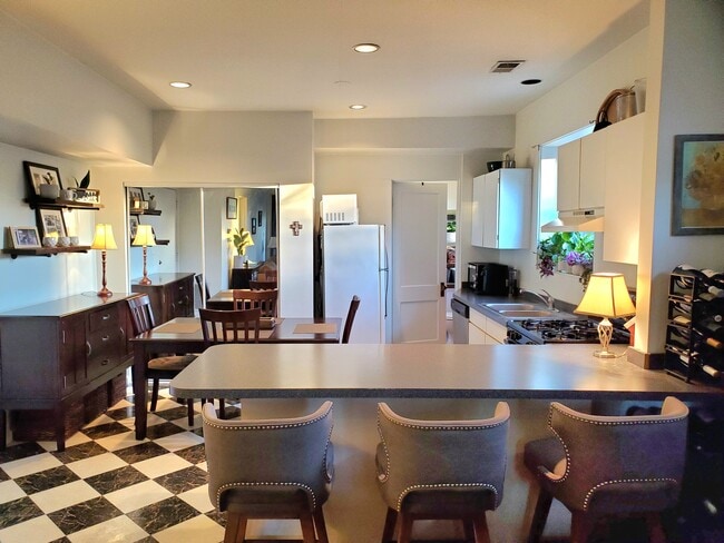 Building Photo - 1519 W Olive Ave