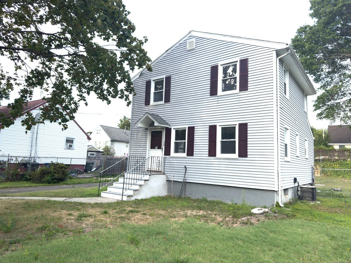 Primary Photo - 220 Pond St