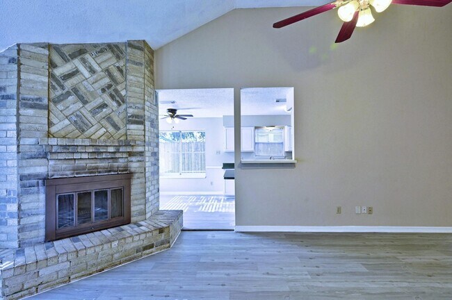 Foto del edificio - 9127 Kirkleigh Ln