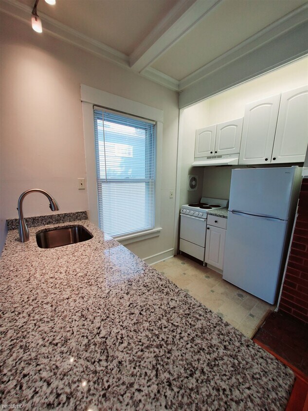 Primary Photo - 1 br, 1 bath Condo - 5 Eversley Ave