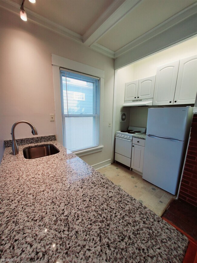 Foto del edificio - 1 br, 1 bath Condo - 8 Eversley Ave Apt 2