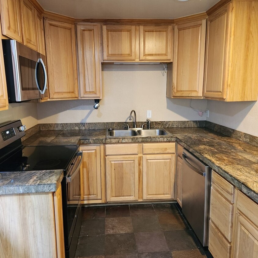 Primary Photo - 4 Bed | 2 Bath House in the lower Rattlesnake