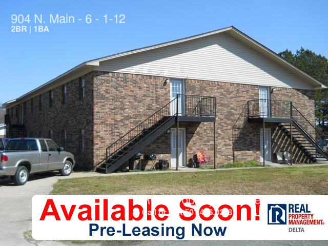 Building Photo - 904 N Main St