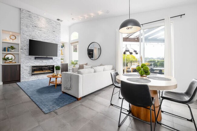 Building Photo - 818 Sunset Dr