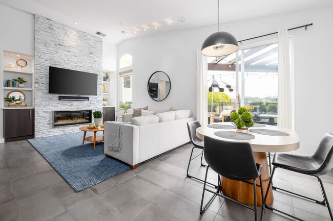 Building Photo - 818 Sunset Dr