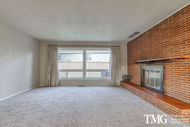 Building Photo - Classic 4 bed 1.5 bath Ranch Style home wi...