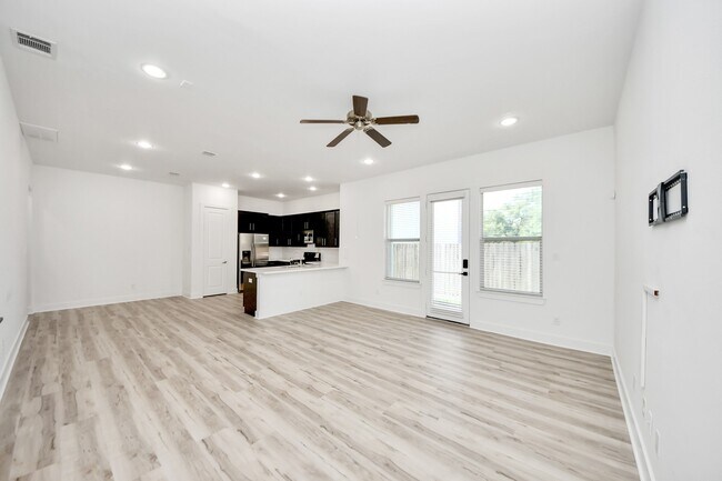 Foto del edificio - 8821 Hollister Pine Ct