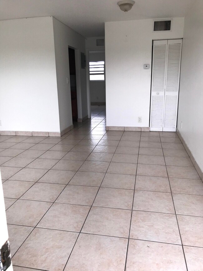 Foto del edificio - 301 NW 32nd Ct