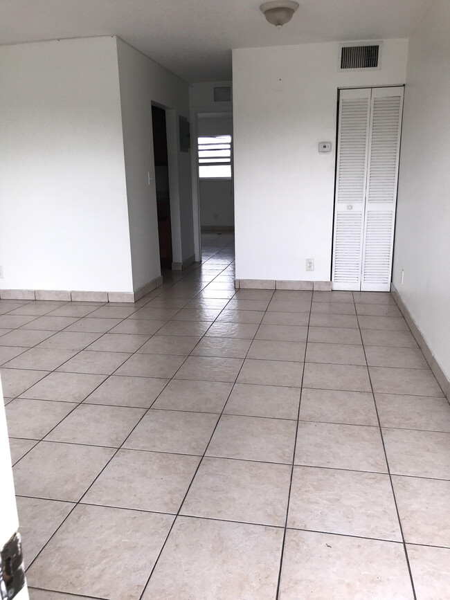 Building Photo - 301 NW 32nd Ct