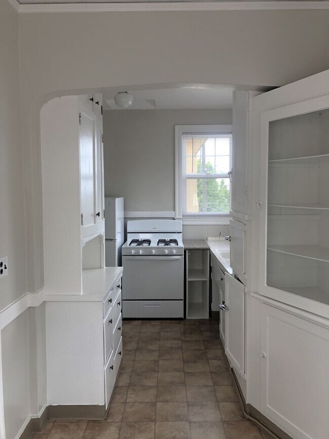 Foto del edificio - COMING SOON-large bedroom and is located n...