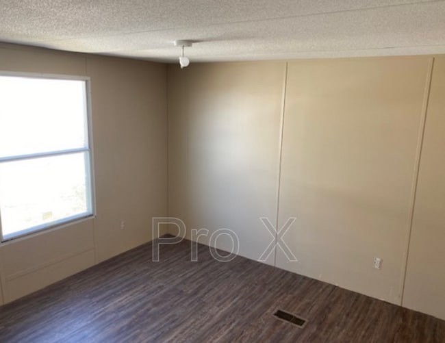 Building Photo - 1302 E MacArthur Rd
