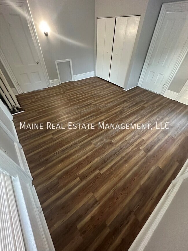 Building Photo - 17 Elm St
