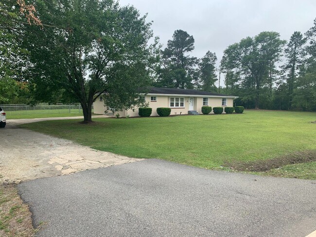 Building Photo - AVAILABLE NOW! 3 Bedrooms/1 1/2 Bath with ...